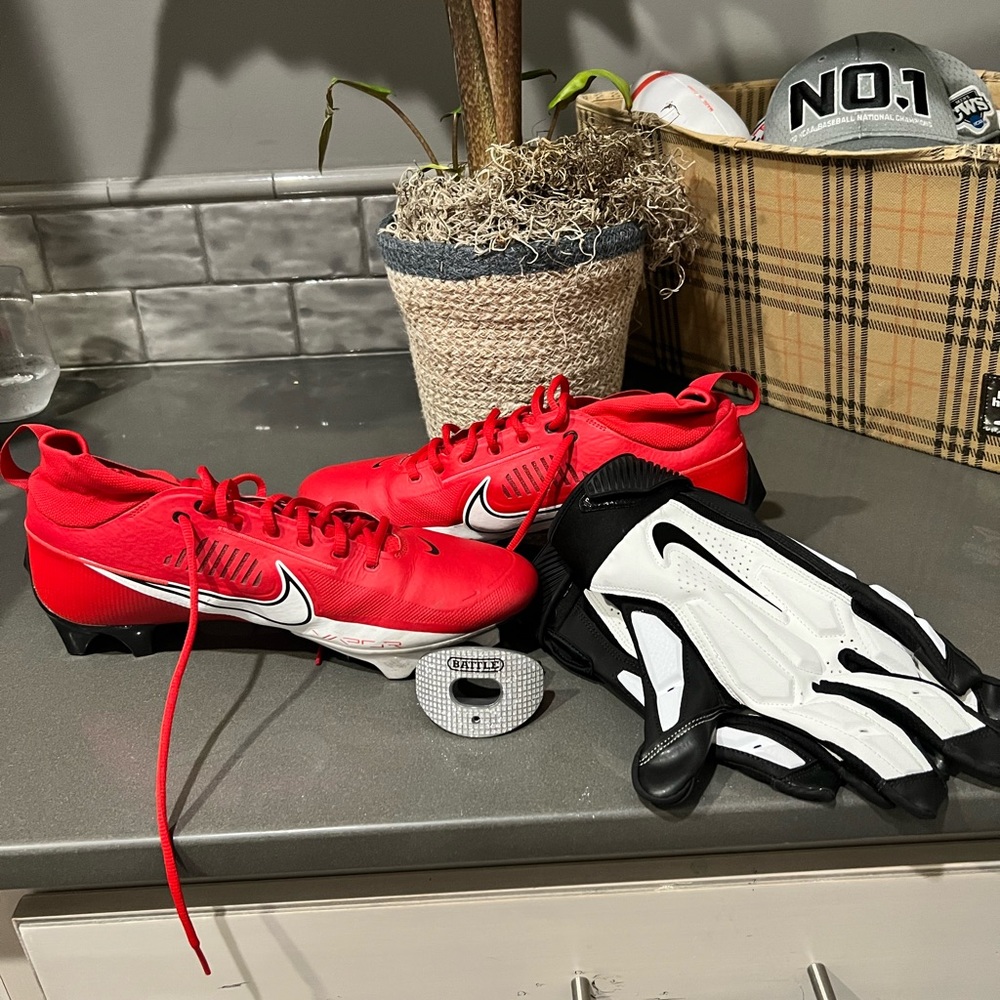 Men’s 11.5 Nike football cleats gloves and mouth guard ever made it on field